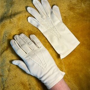 1 Pair Ladies Cream Gloves Sz M/L Used Good Condition